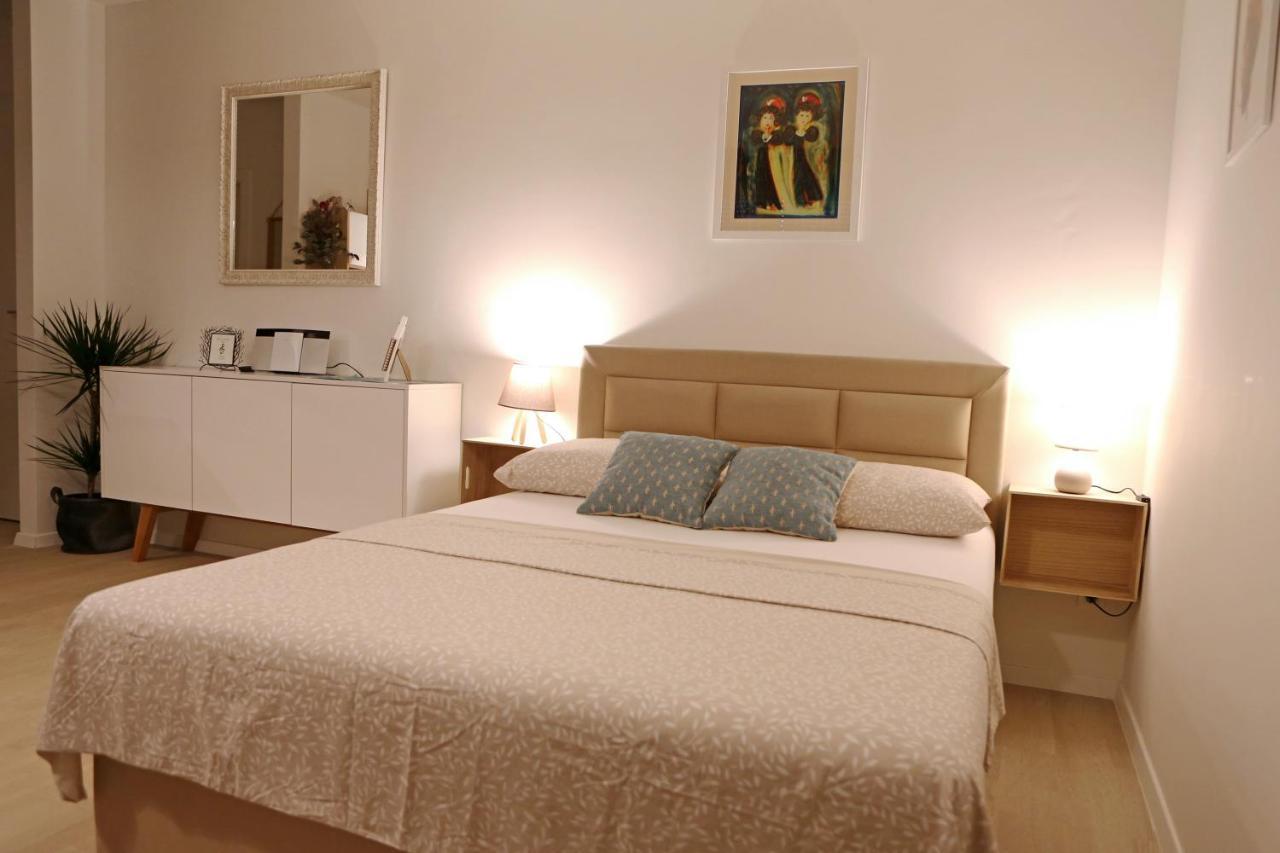 Camino With Parking Apartment